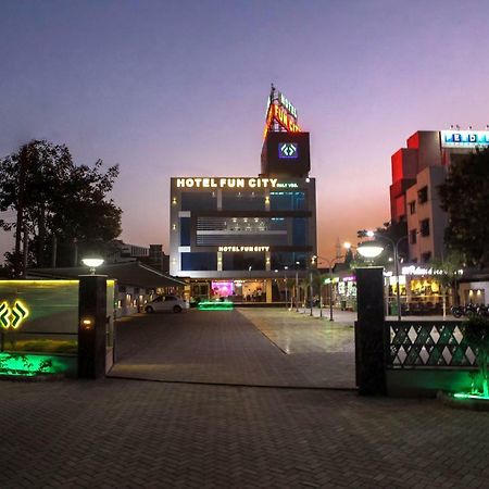 호텔 펀 시티  Navsari 외부 사진