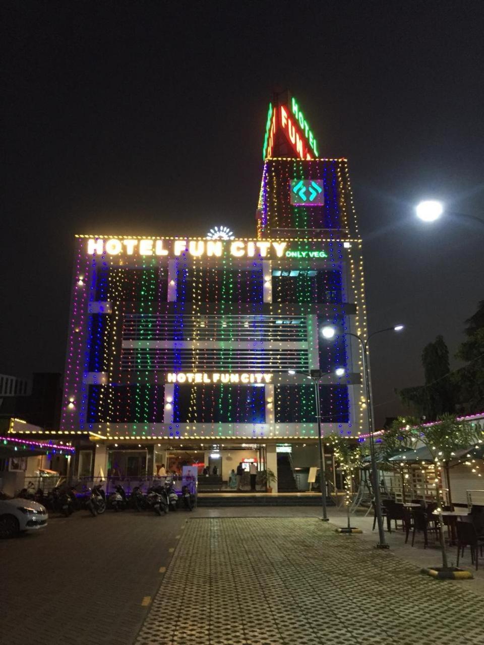 호텔 펀 시티  Navsari 외부 사진