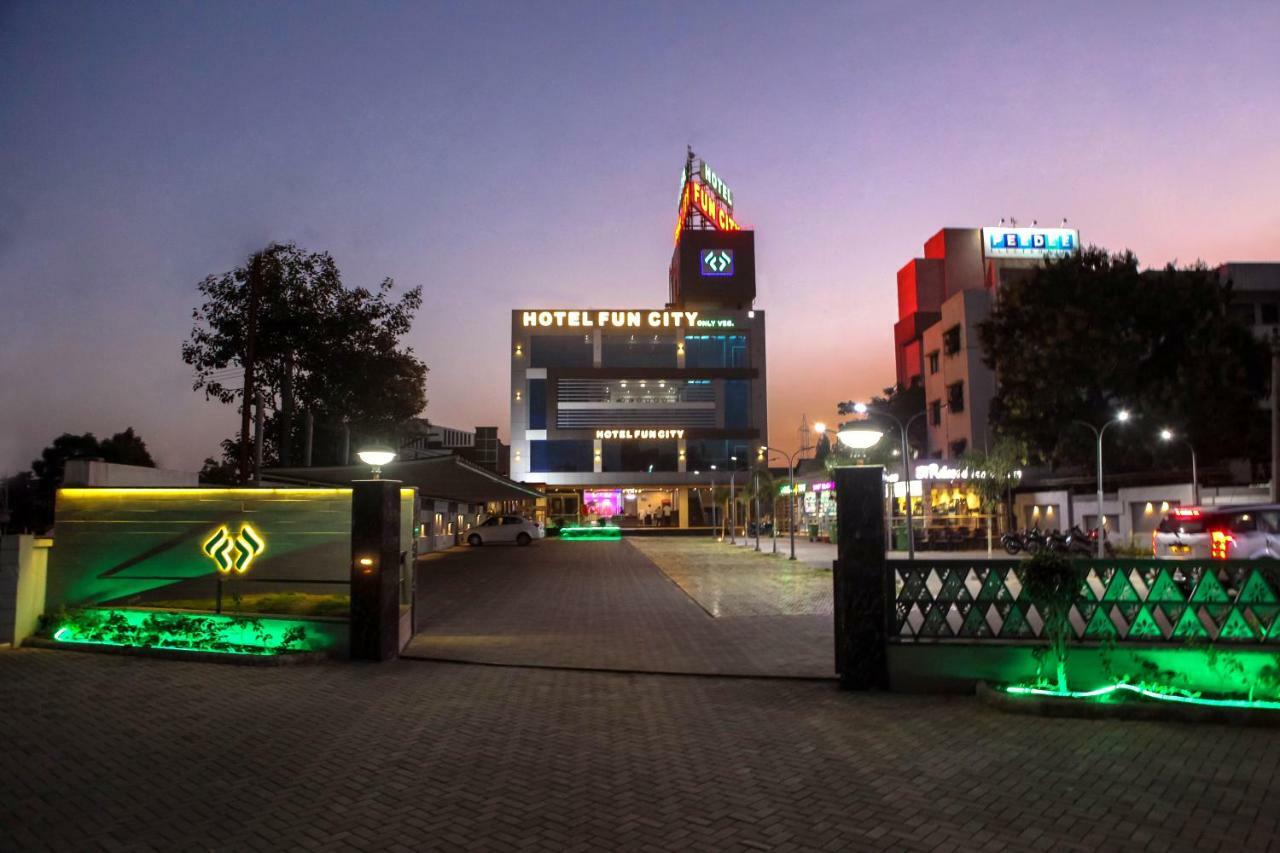 호텔 펀 시티  Navsari 외부 사진