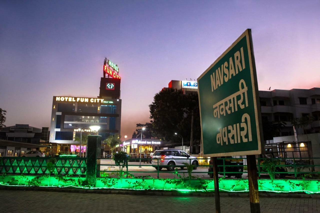 호텔 펀 시티  Navsari 외부 사진